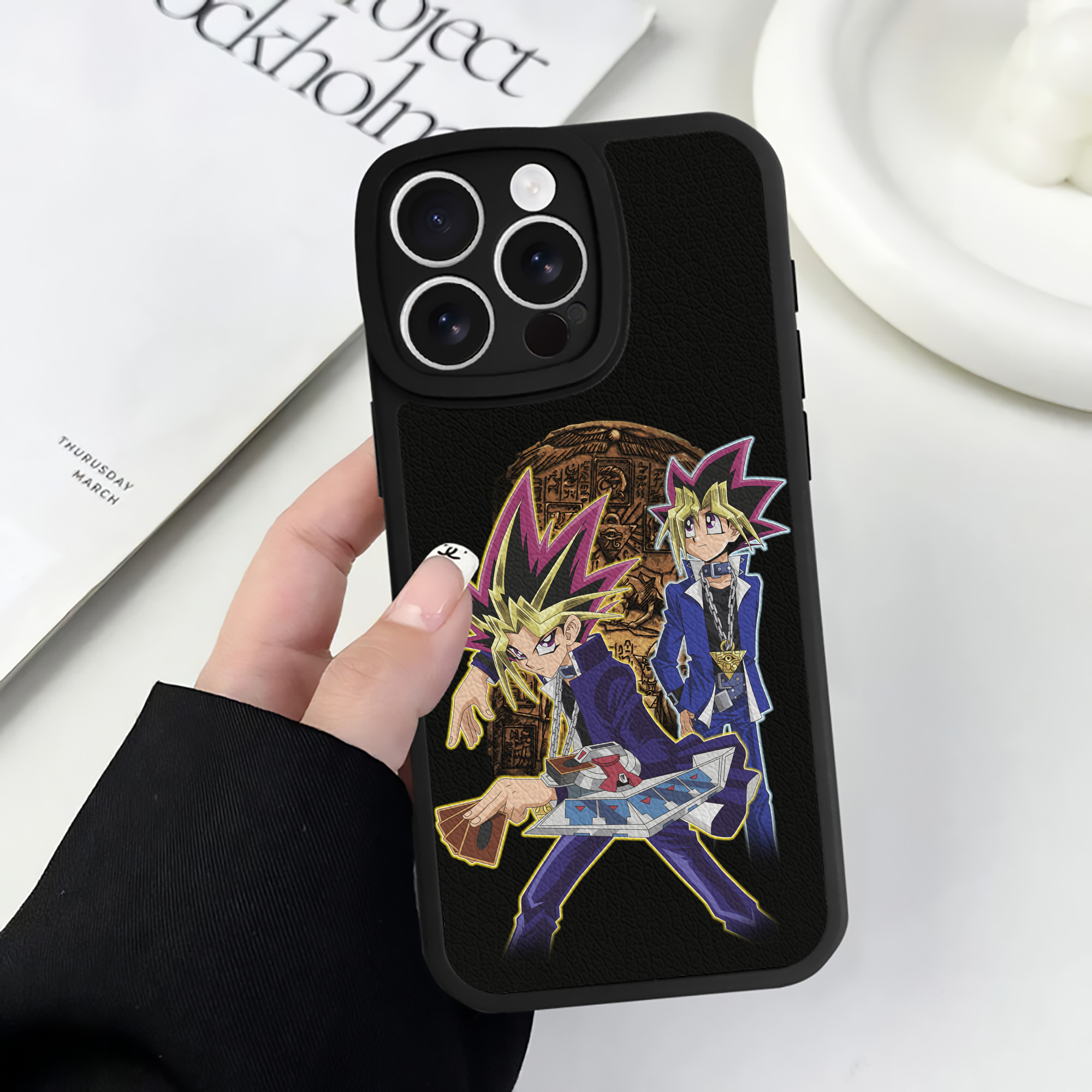 （画像用） 遊☆戯☆王 Yu-Gi-Oh! 【iPhone 16シリーズ対応】シリコンスマホケース（レザー調） 材質：シリコン